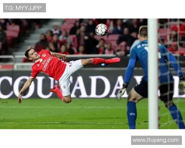 曼联逆袭本菲卡全场沸腾帽子戏法成比赛转折点分析