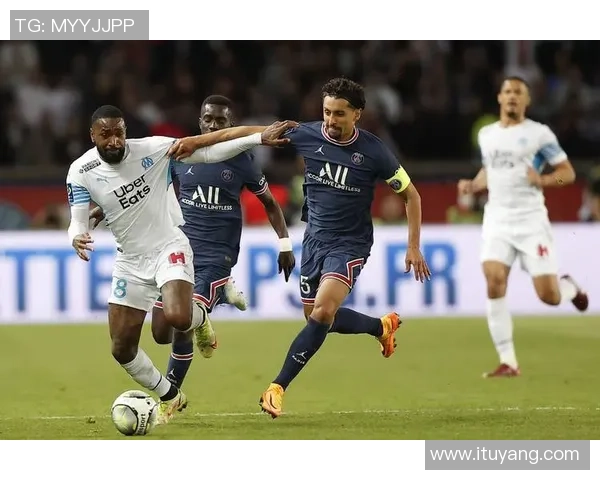 西甲经典对决曼联与巴黎圣日耳曼战成平局帽子戏法引发全场热烈反响