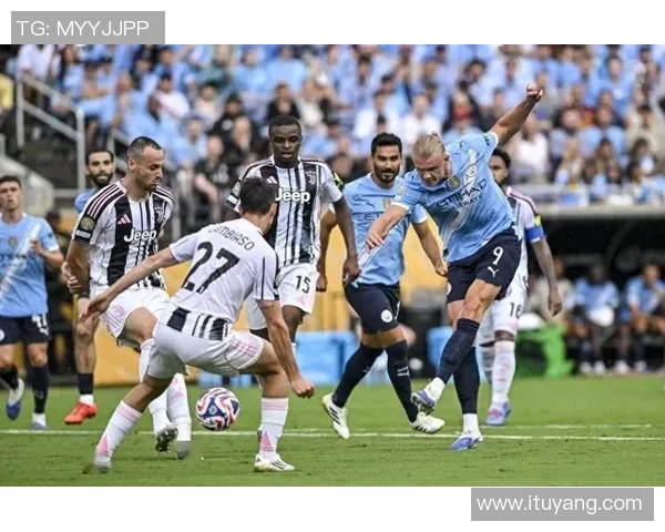 友谊赛精彩对决尤文图斯与巴黎圣日耳曼战成平局红牌事件引发全场热议