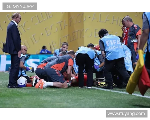 中超激战：多特蒙德与巴黎圣日耳曼战平补时进球引发争议判罚全场沸腾