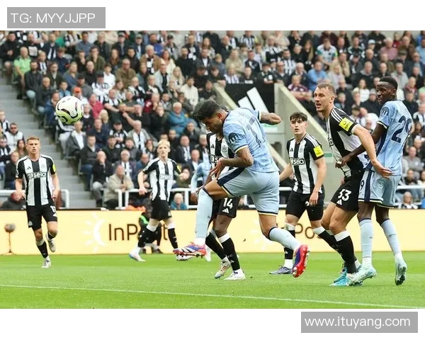 英超激战曼联小胜巴萨点球大战引发全场狂欢数据分析揭示关键时刻 英超激战曼联小胜巴萨点球大战引发全场狂欢数据分析揭示关键时刻